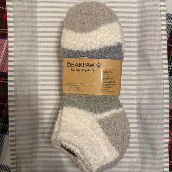 NWT! BearPaw 4 Pairs of Super Soft Cozy Low Cut Socks - Picture 2 of 2